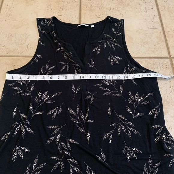 Reitmans XL Black & Silver/Gold Leaf Pattern Sleeveless V-Neck Blouse - Picture 4 of 6